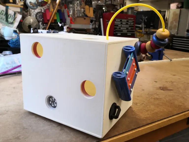 Modular Play Instrument for Cognition Research: Main box 2